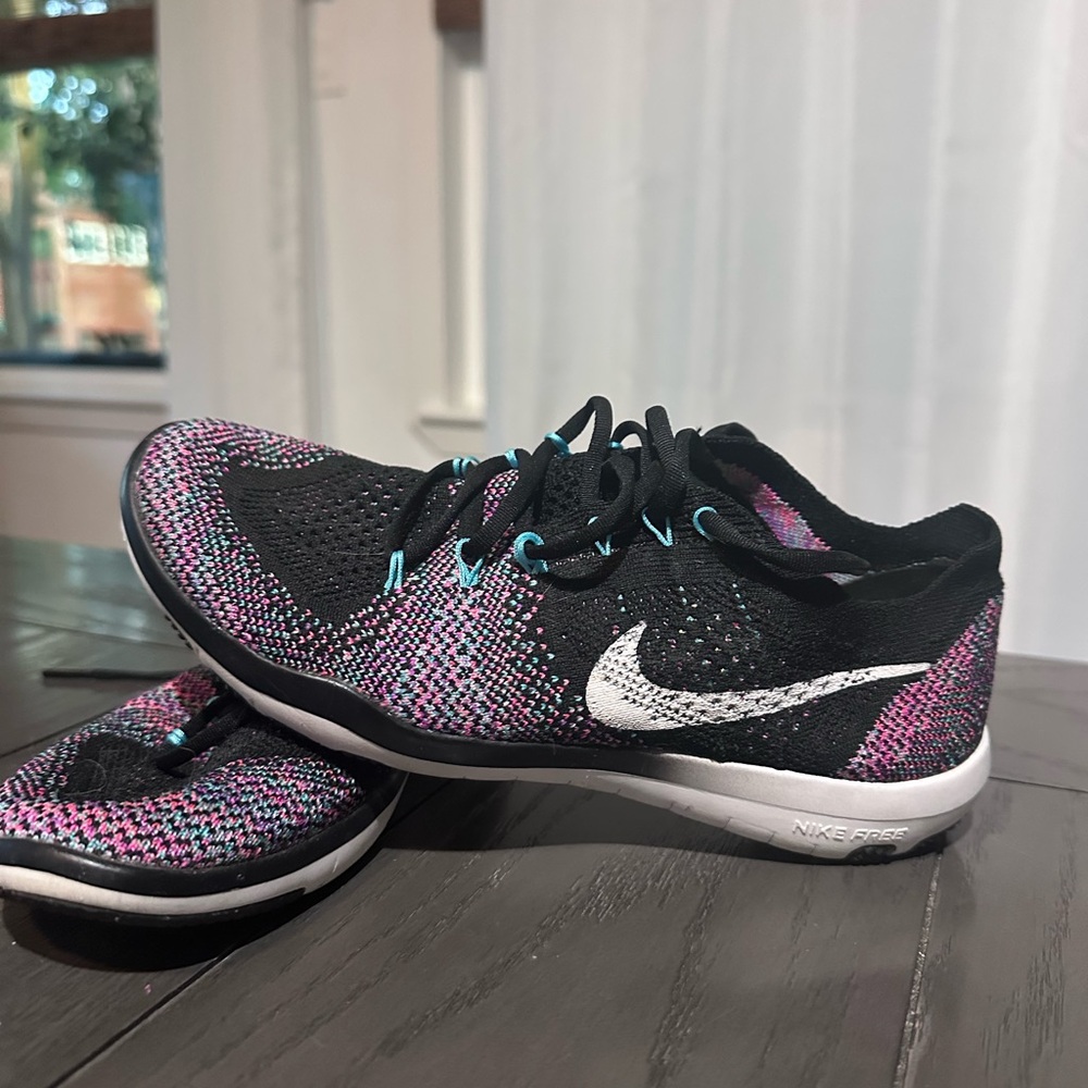 Nike Women's Black and Pink free run flyKnit Athletic Shoes